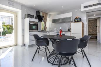 Apartman Comfort s pogledom na bazen